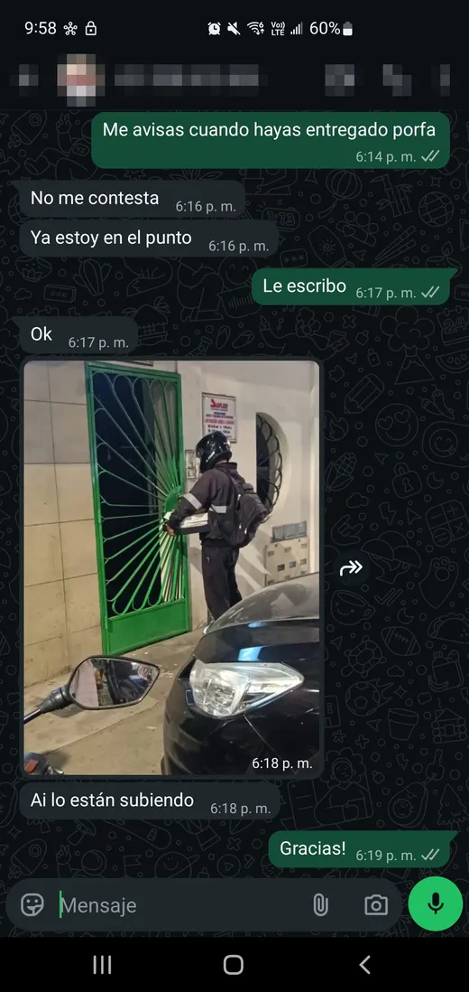 Courier en la puerta del cliente